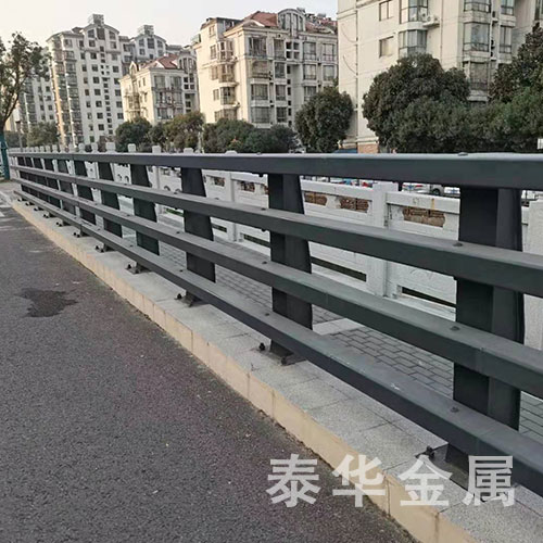 <b>防撞护栏</b>