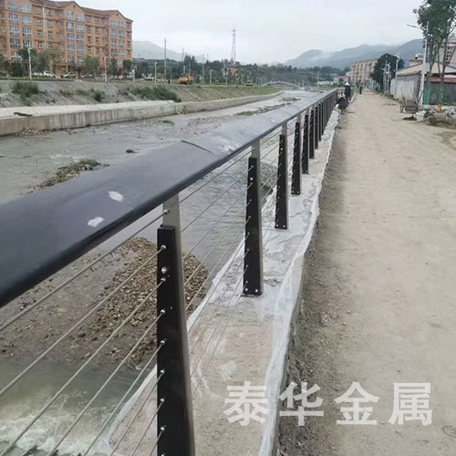 <b>钢丝绳护栏</b>